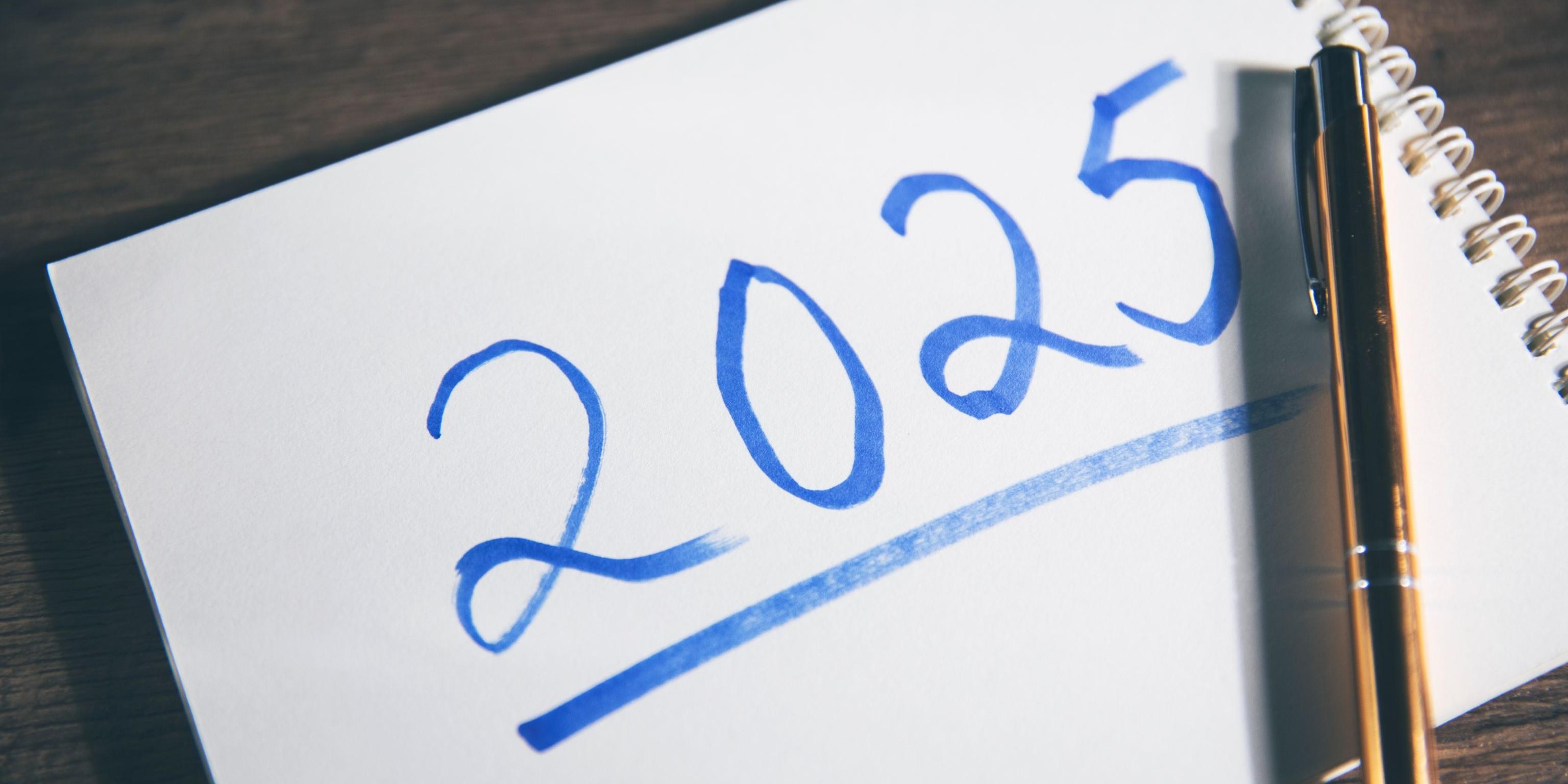 Notizblock auf dem in blauer Schrift 2025 steht. Daneben liegt ein Stift.