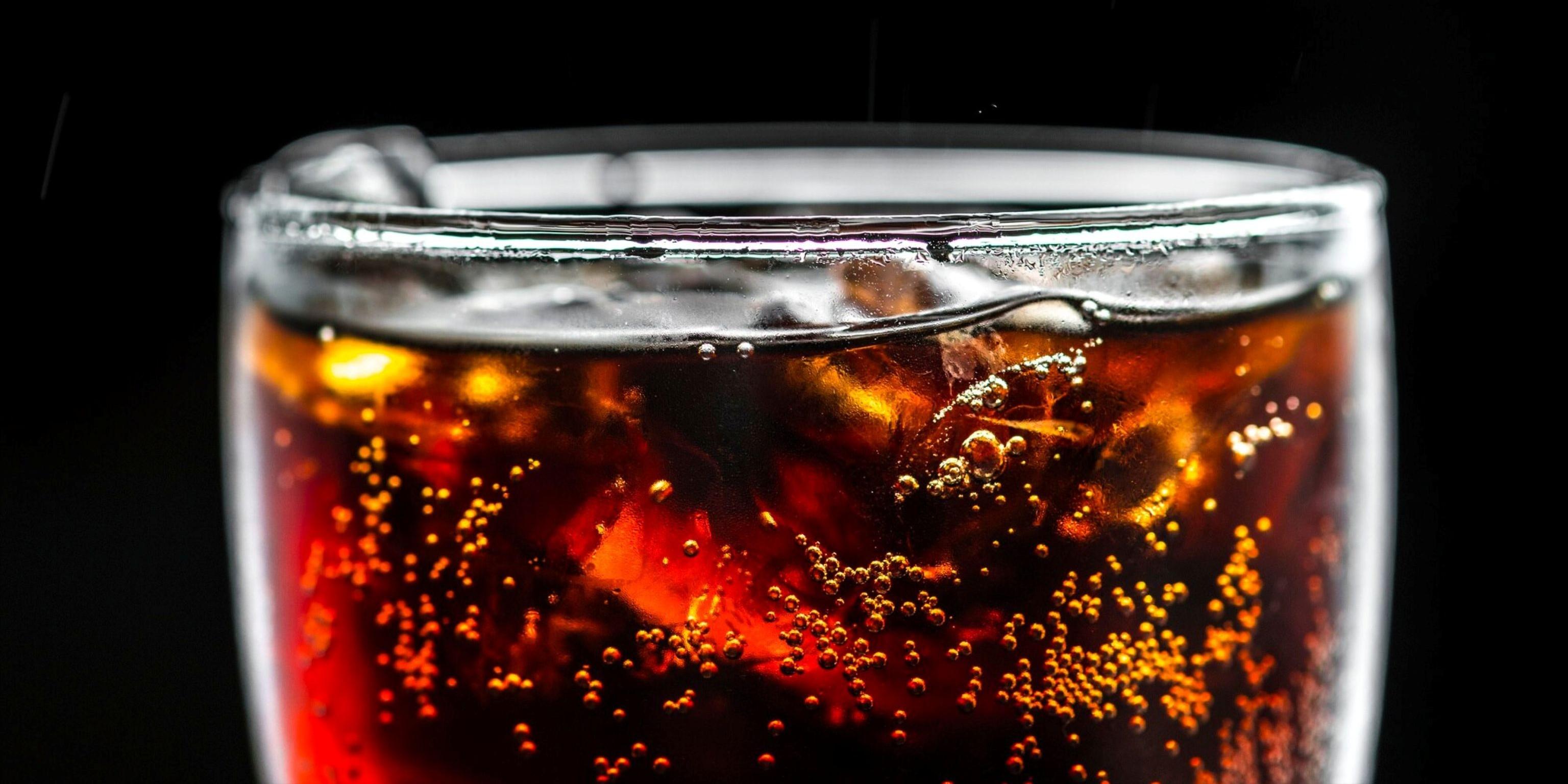 ein gefülltes Glas mit Cola und Eiswürfeln