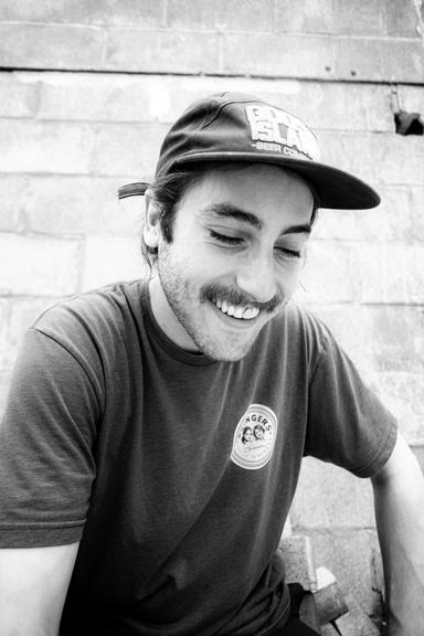 Lachender Mann mit Basecap