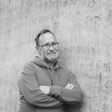 Mittelalter Mann, der an eine Wand angelehnt steht